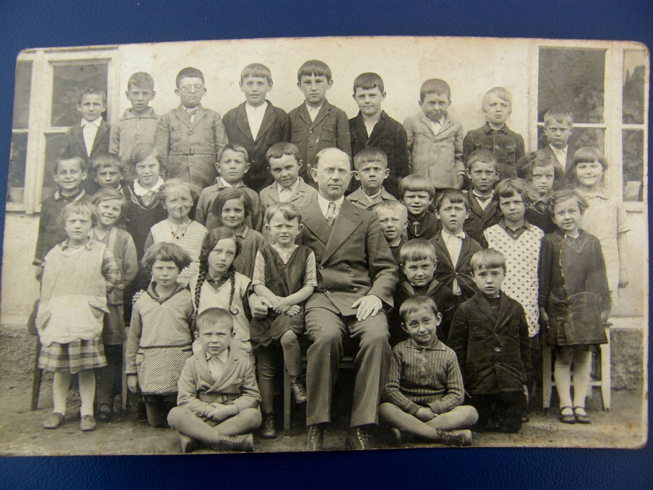 Obecná škola Lhota - asi rok 1932 - s p. učitelem Kalivodou